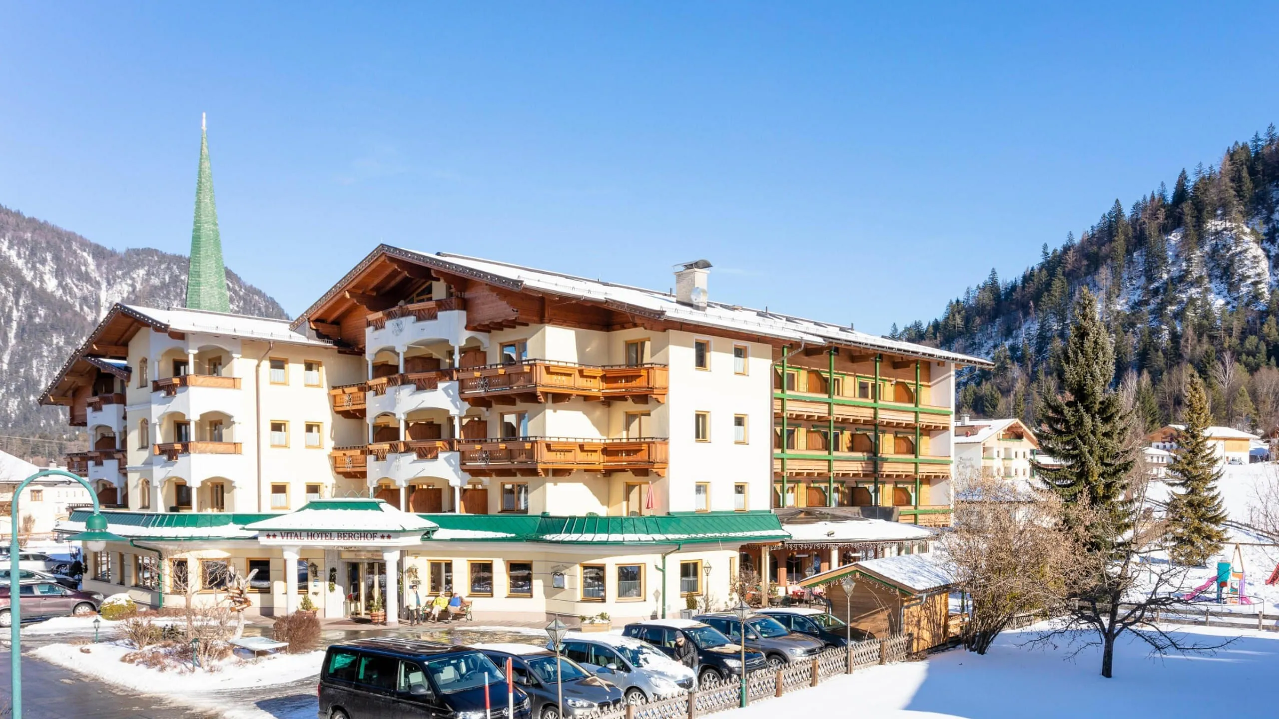 unser_berghof_erpfendorf_hotel_urlaub_kitzbueheler_alpen_winteransicht(1)