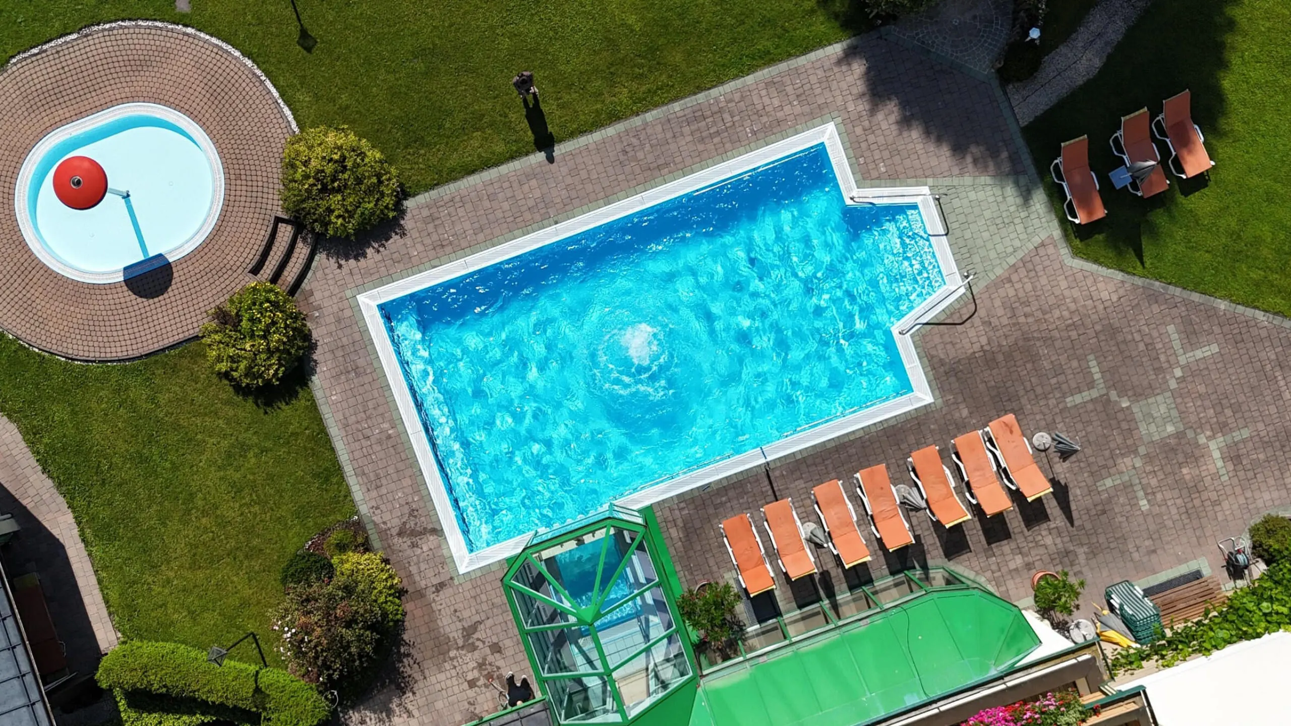 unser_berghof_erpfendorf_hotel_urlaub_kitzbueheler_alpen_pool_von_oben