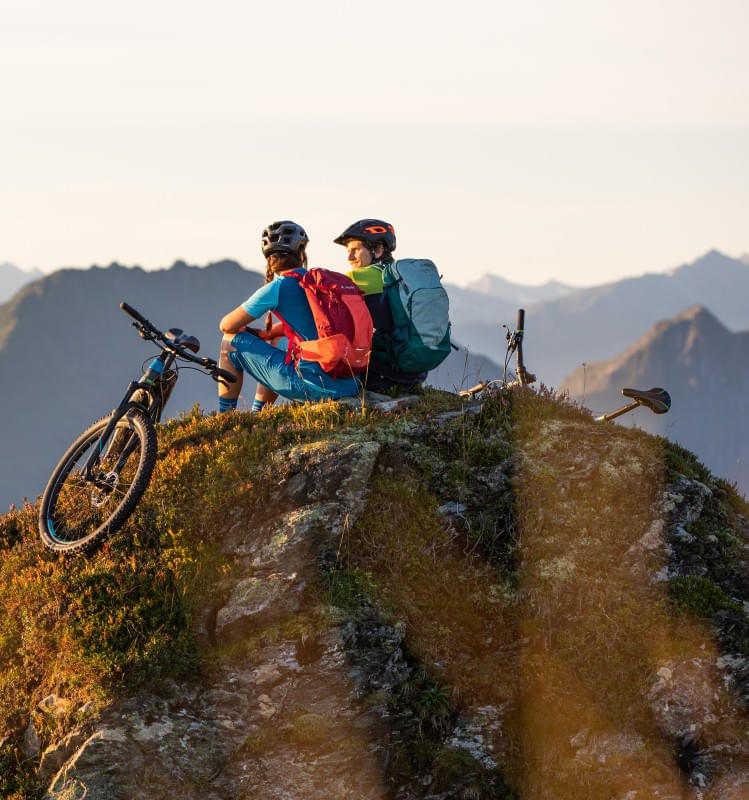 Mountainbiker-geniessen-die-Aussicht