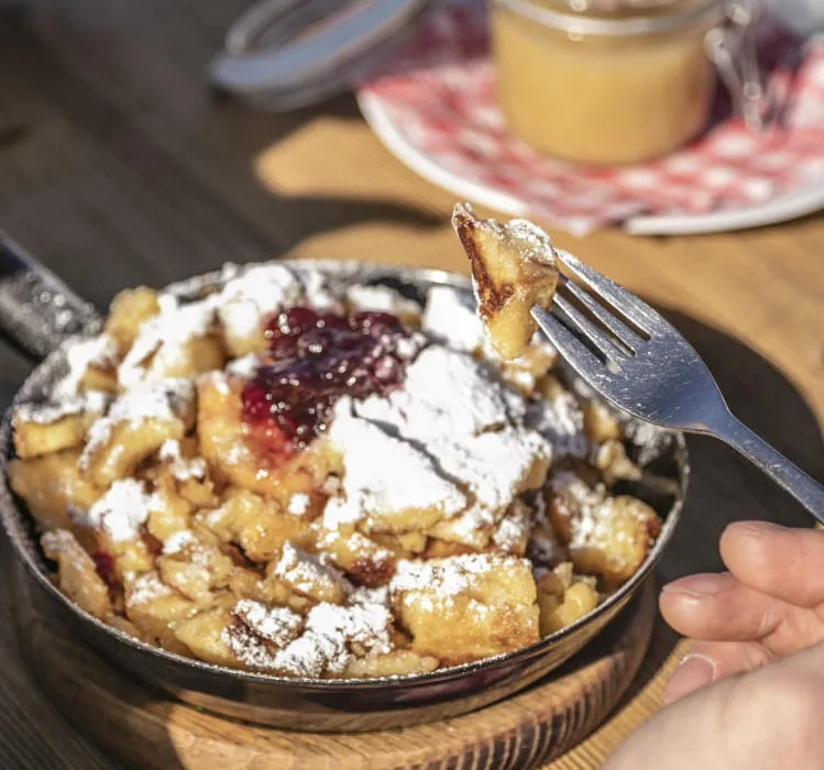 unser_berghof_erpfendorf_hotel_urlaub_kitzbueheler_alpen_kaiserschmarren_mirja_geh