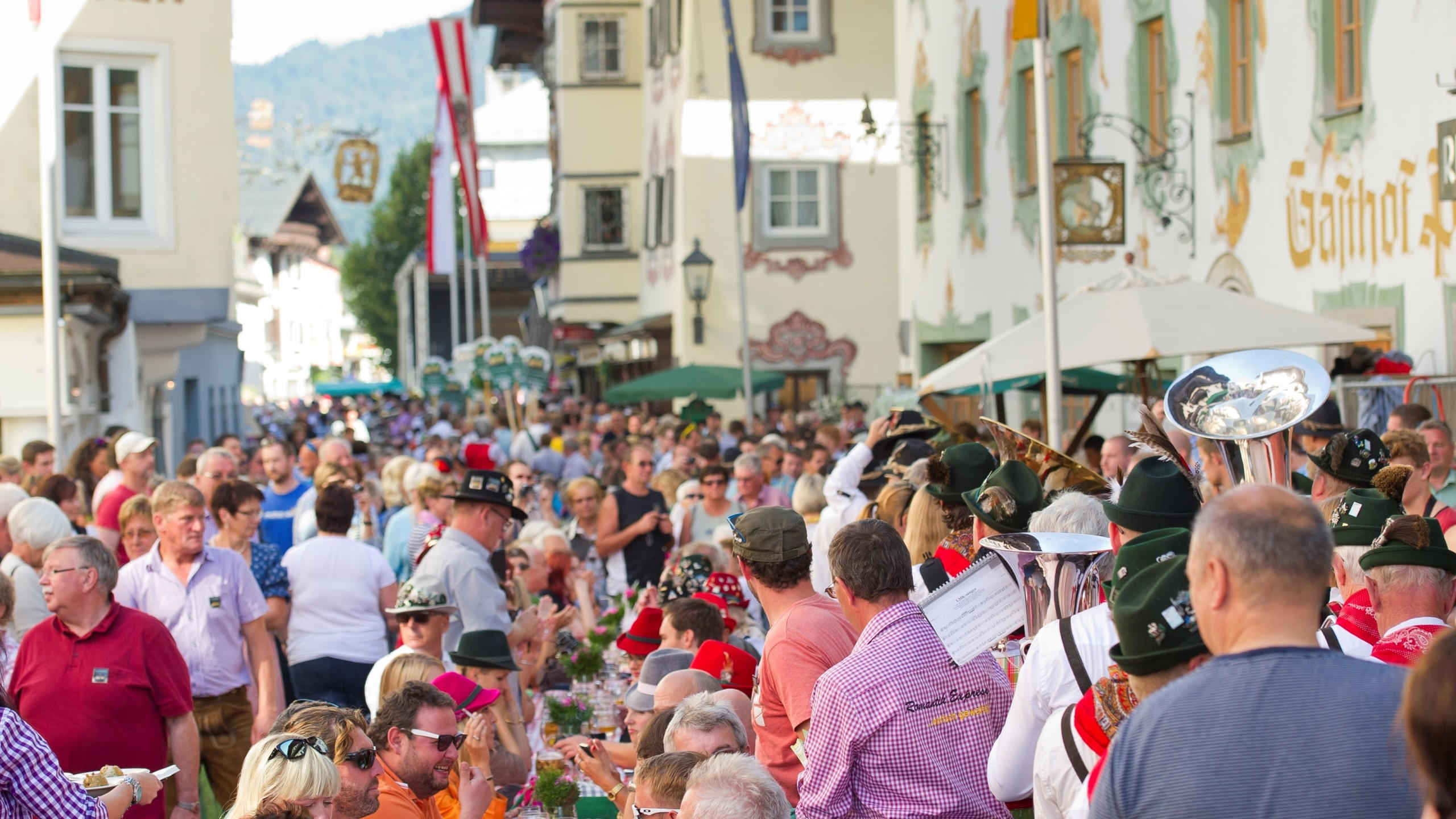 volle-strassen-beim-knoedelfest-in-st--johann-in-tirol