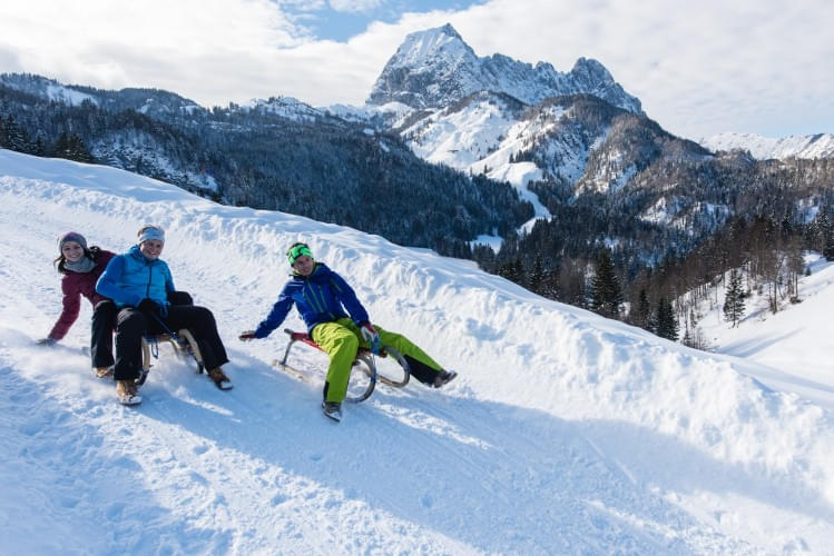 rodeln-in-der-region-st--johann-in-tirol-vor-dem-wilden-kaiser