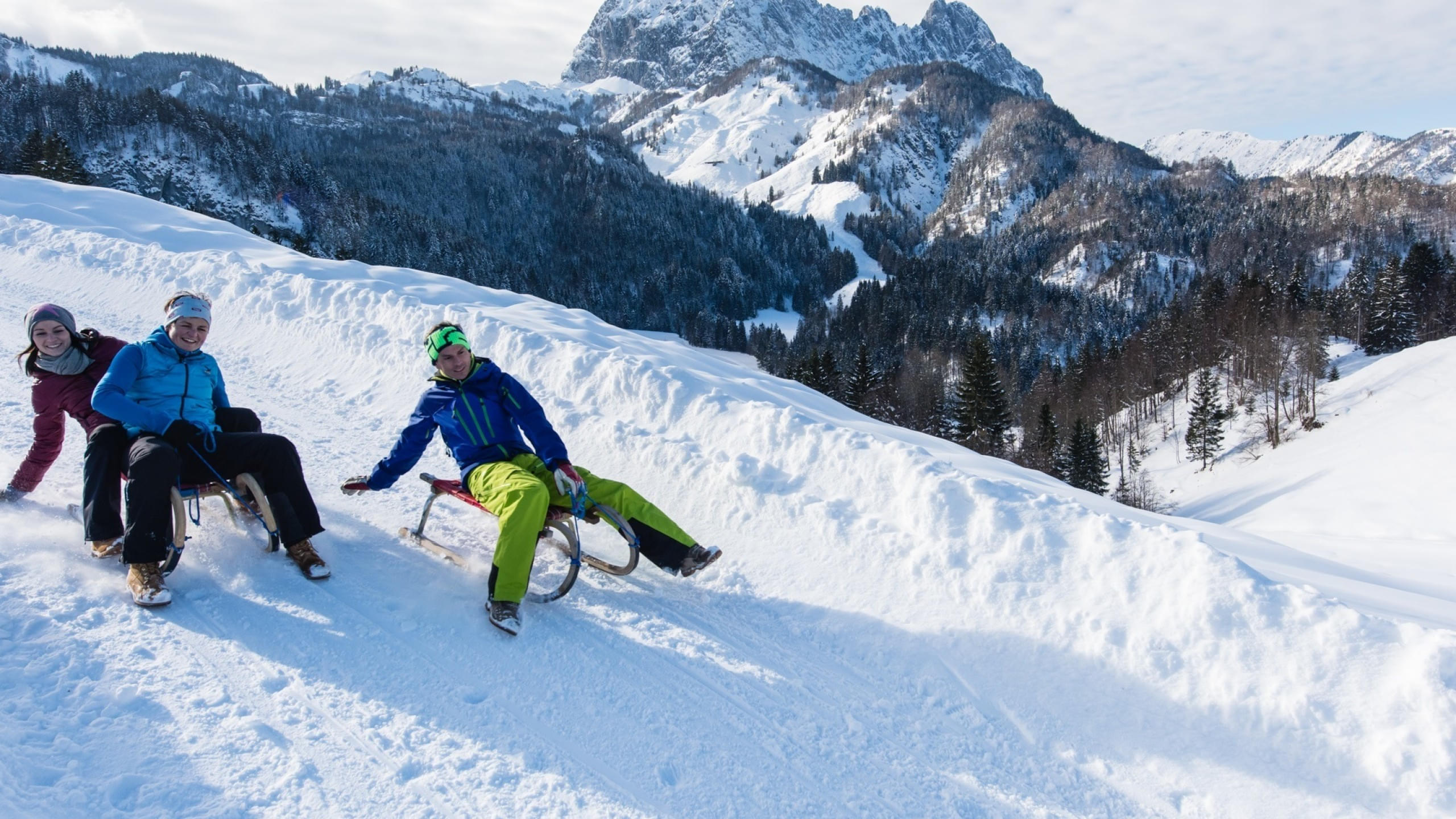 rodeln-in-der-region-st--johann-in-tirol-vor-dem-wilden-kaiser