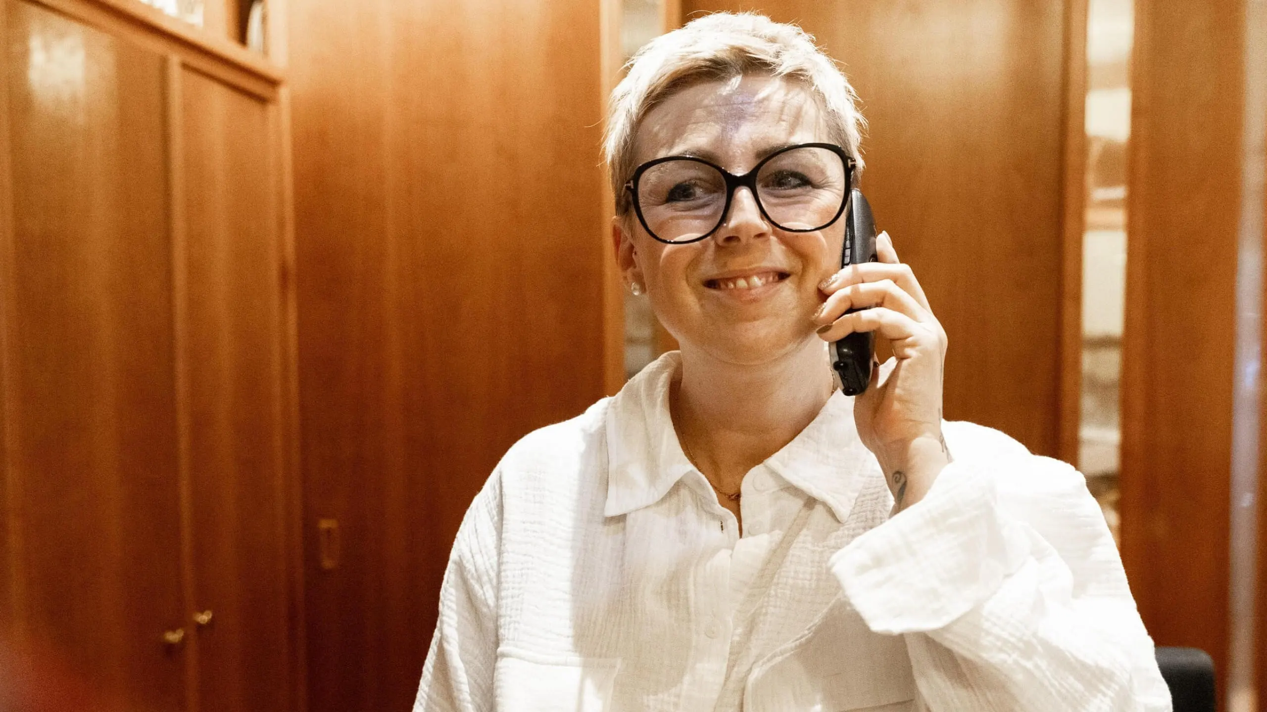 Unser_Berghof_Erpfendorf_Hotel_Urlaub_Kitzbueheler_Alpen_Sandra_Unterrainer_telefoniert_tamarawohlschlager88